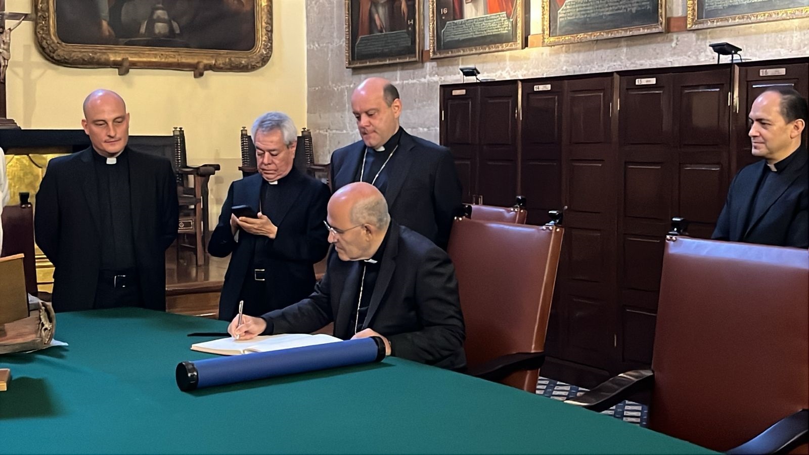 Cardenal José Tolentino firma libro de visitantes distinguidos a la Catedral Foto Siete24 Comunicaciones